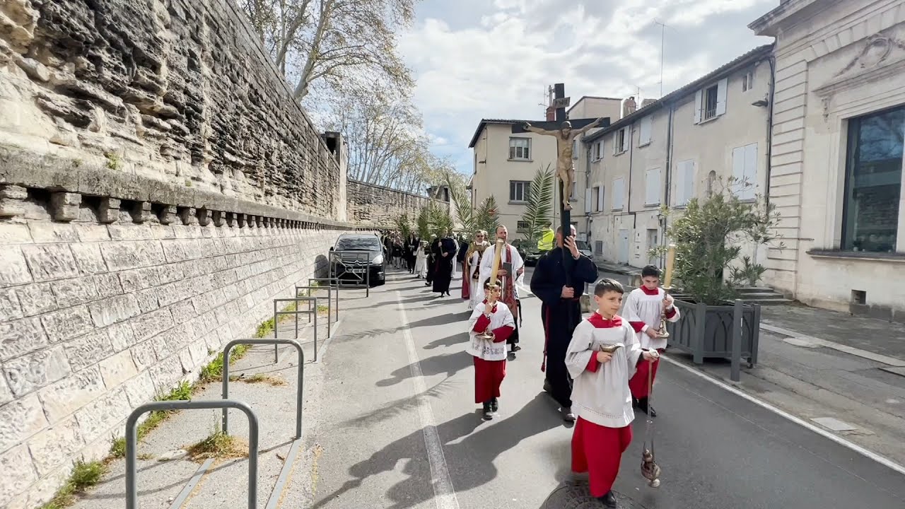 La bénédiction des Rameaux et la procession dans les rues d'Avignon dimanche 24 mars 2024.