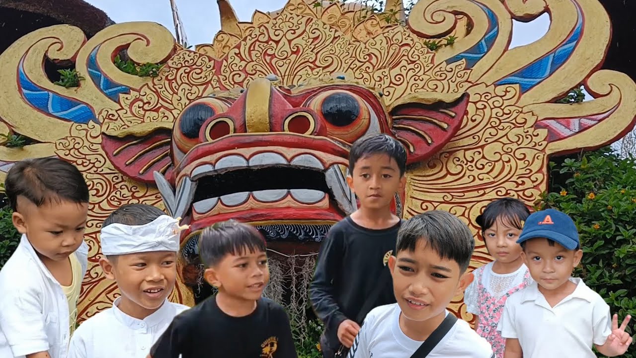 Lihat Ada Barong Di Kebun Bunga Besar Sekali