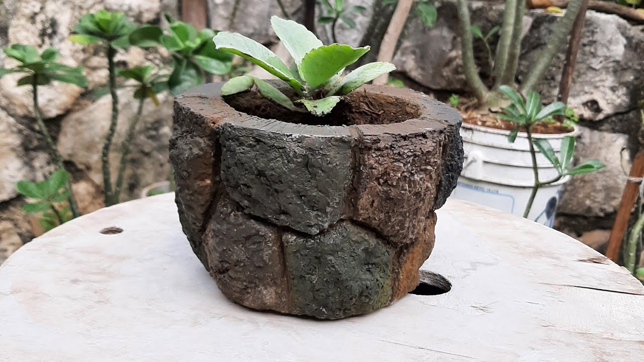 MACETA DE CEMENTO TIPO PIEDRA BOLA 2