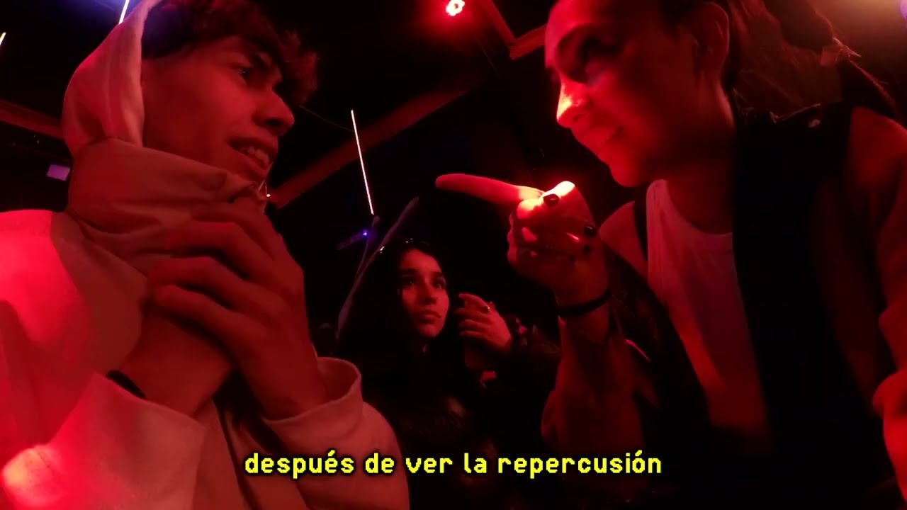 DETRÁS DE: 
