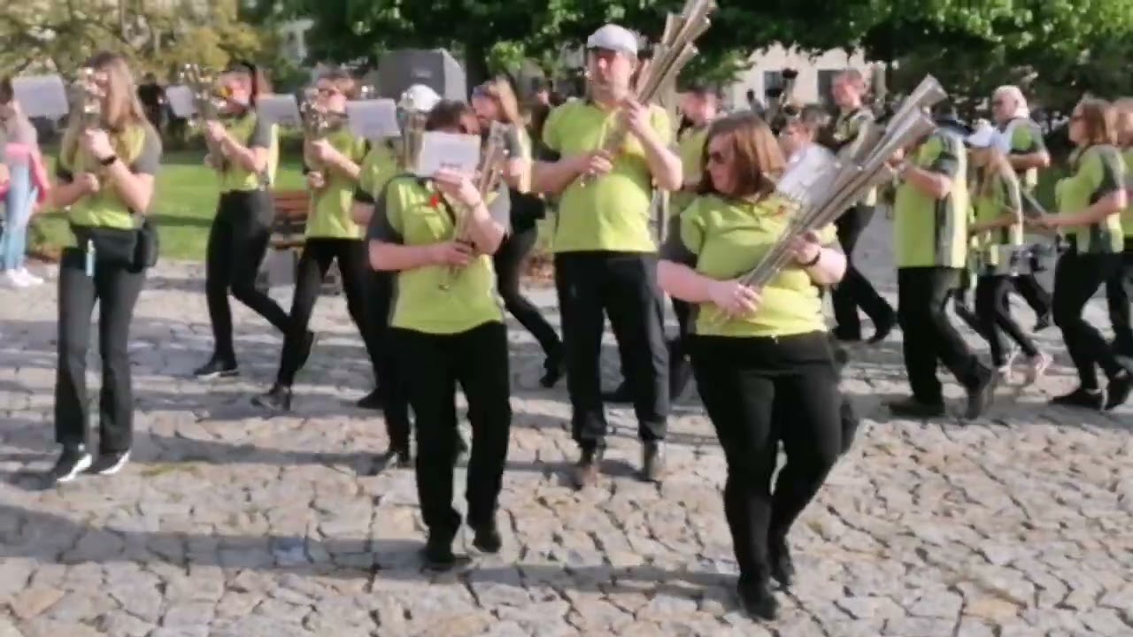 Schalmeinkapelle Lauterbach e.V beim Maibaum setzen in Stolpen am 30.04.2024.