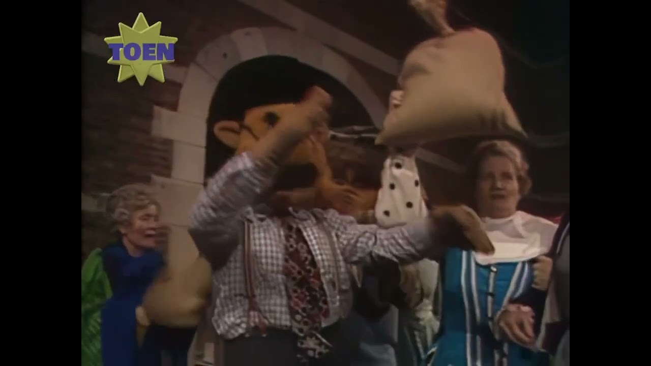 Ome Joop met Zandzakken voor de deur