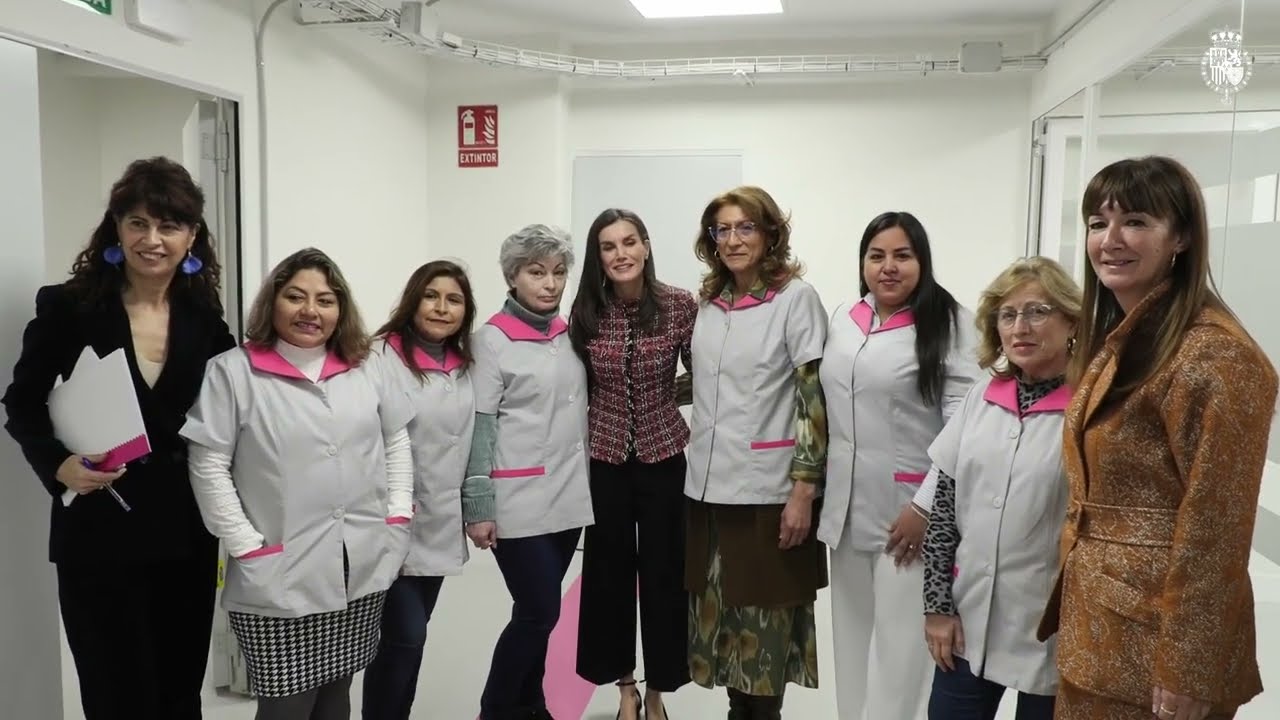 S.M. la Reina visita a la sede central de APRAMP
