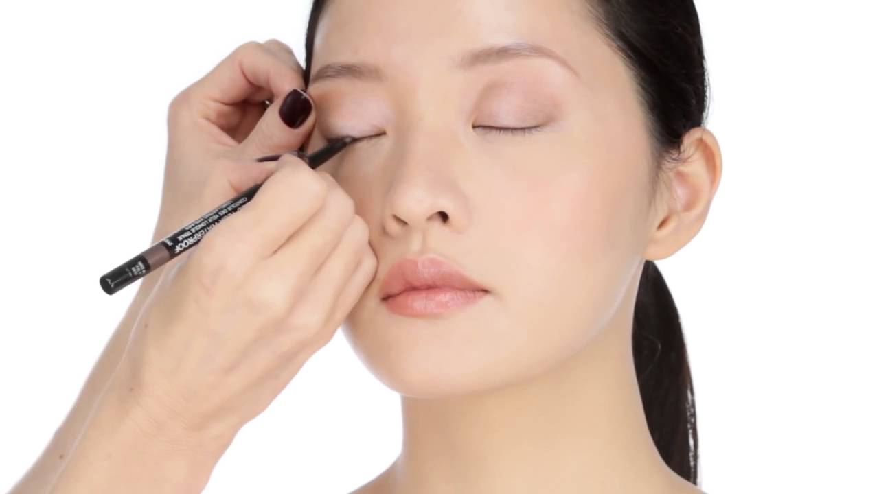 219 Lisa Eldridge reveals LES 4 OMBRES   CHANEL