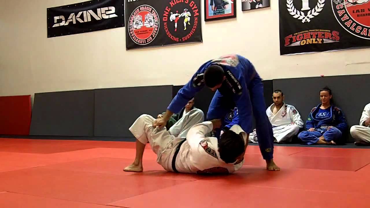 Jiu Jitsu - Knee on Belly Defense / Knee Bar