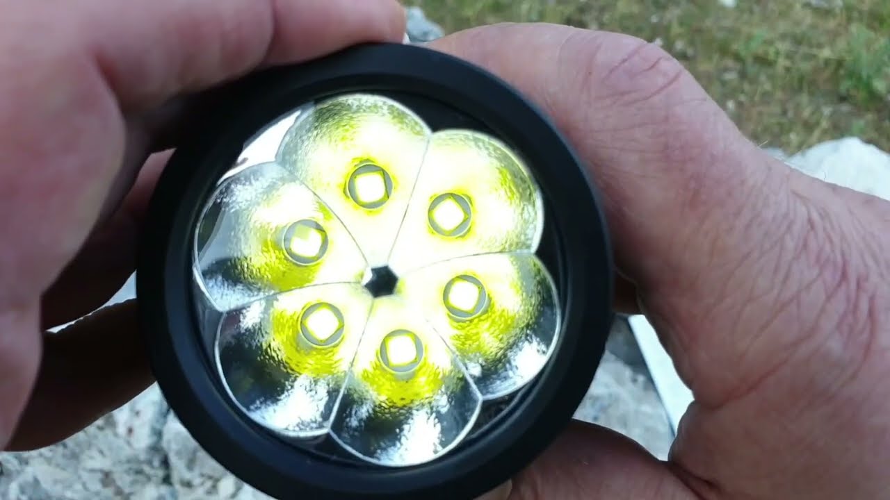 Torcia tattica militare da 16.000 lumen. Astrolux EC06 potente ed economica.