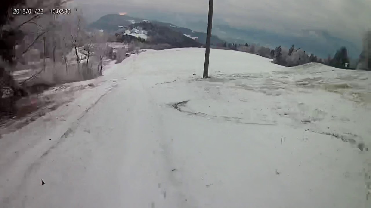 Downhill-riding in the snow🥶