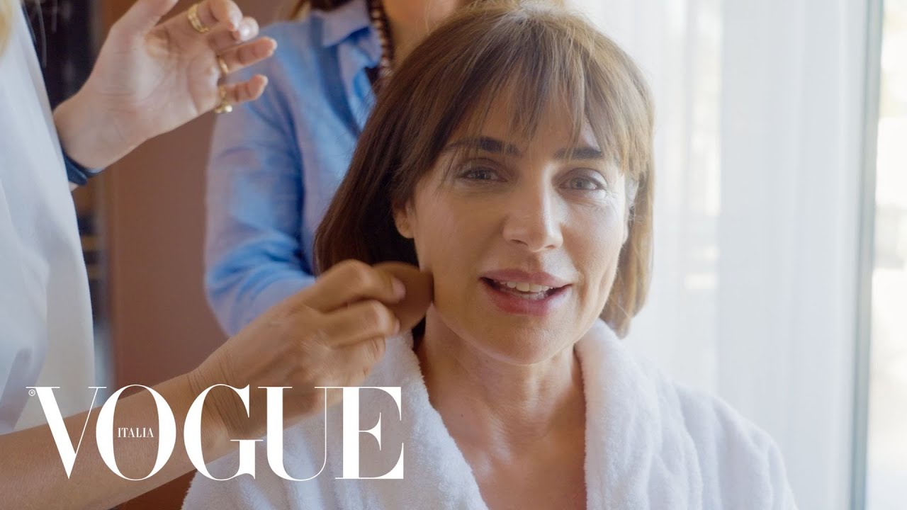 Luisa Ranieri si prepara per la premiere di Parthenope al Festival di Cannes | Vogue Italia