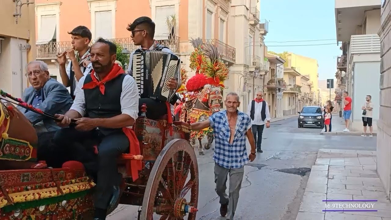 Sfilata dei caratteristici Carri Siciliani Vittoria RG