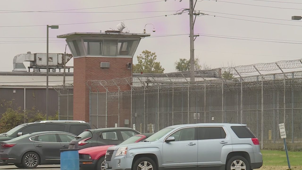 Pritzker signs bill eliminating cash bail and requiring police body cameras