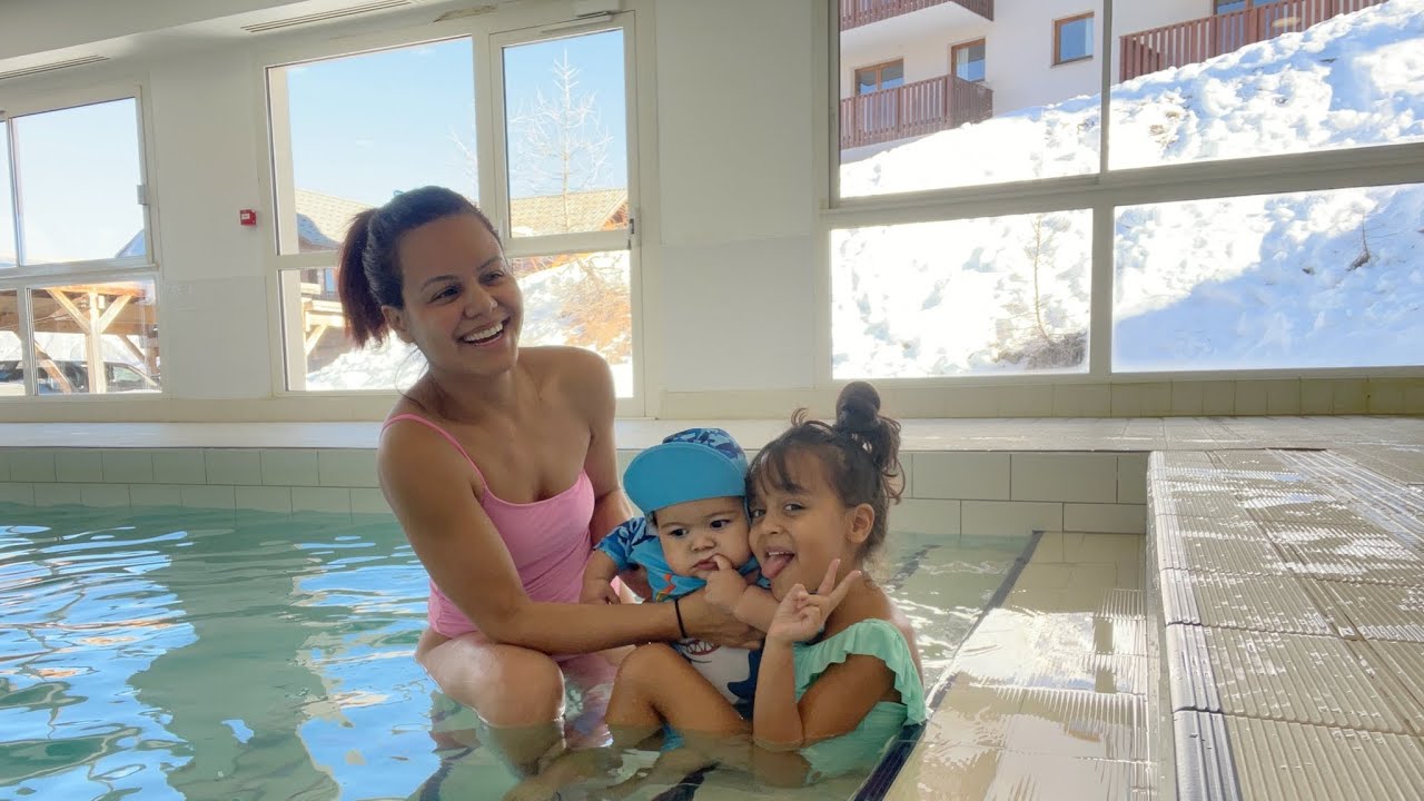 LEVEI O BABY E A IRMÃZINHA NA PISCINA NA NEVE - Rê Andrade