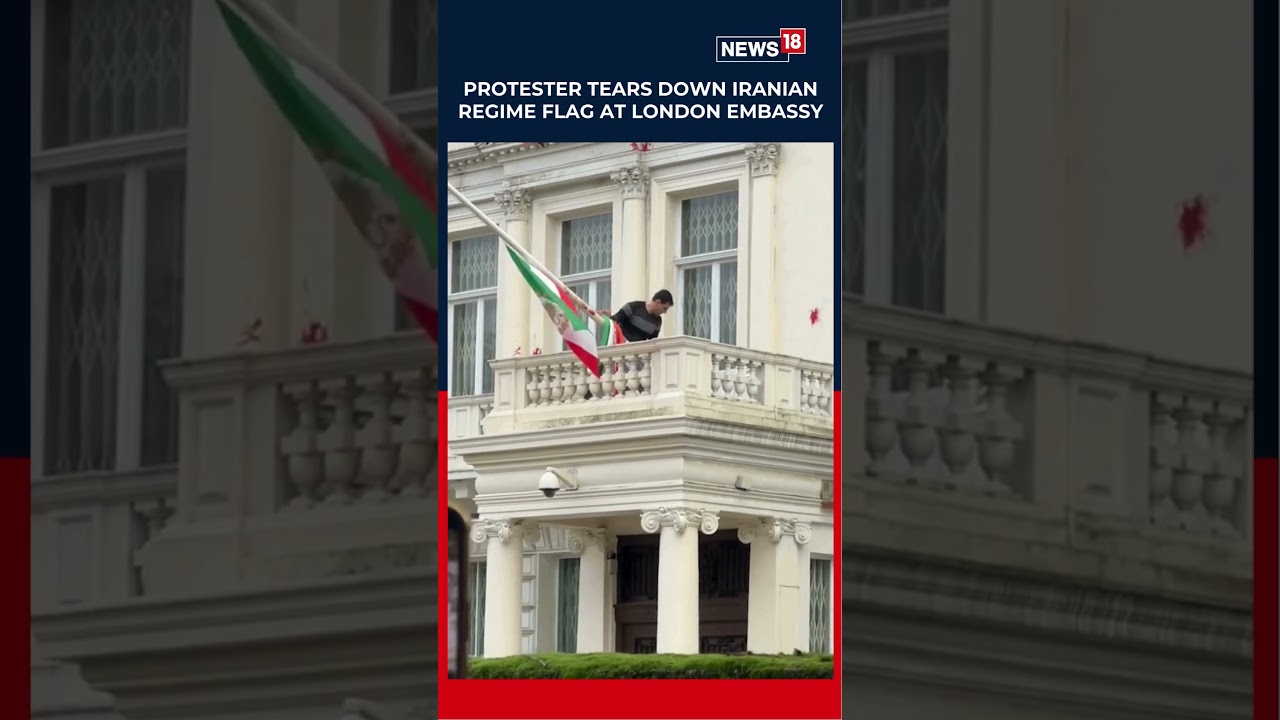 Протестующий сорвал флаг Исламской Республики с иранского посольства в Лондоне на фоне беспорядко...