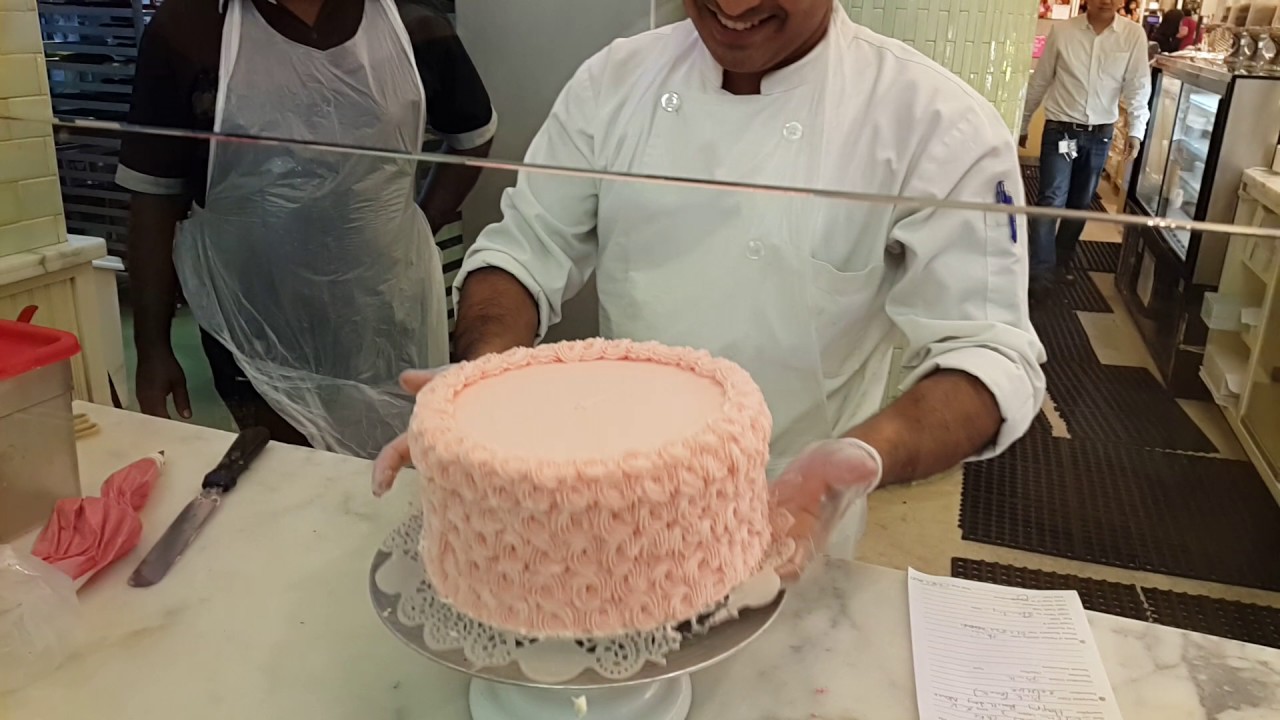 Decorating a cake at Dubai Mall 05.03.2017