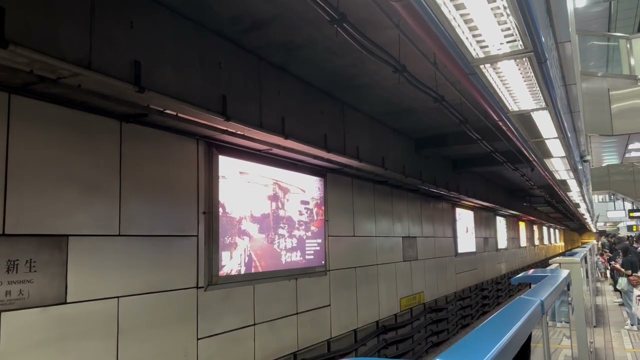 台北捷運C341電聯車進入忠孝新生站