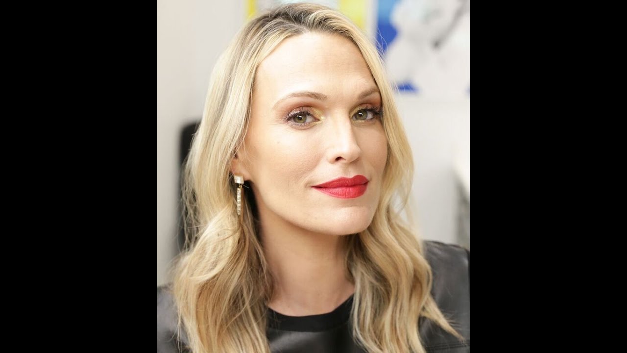 Chic Holiday Season Makeup with Molly Sims | Monika Blunder