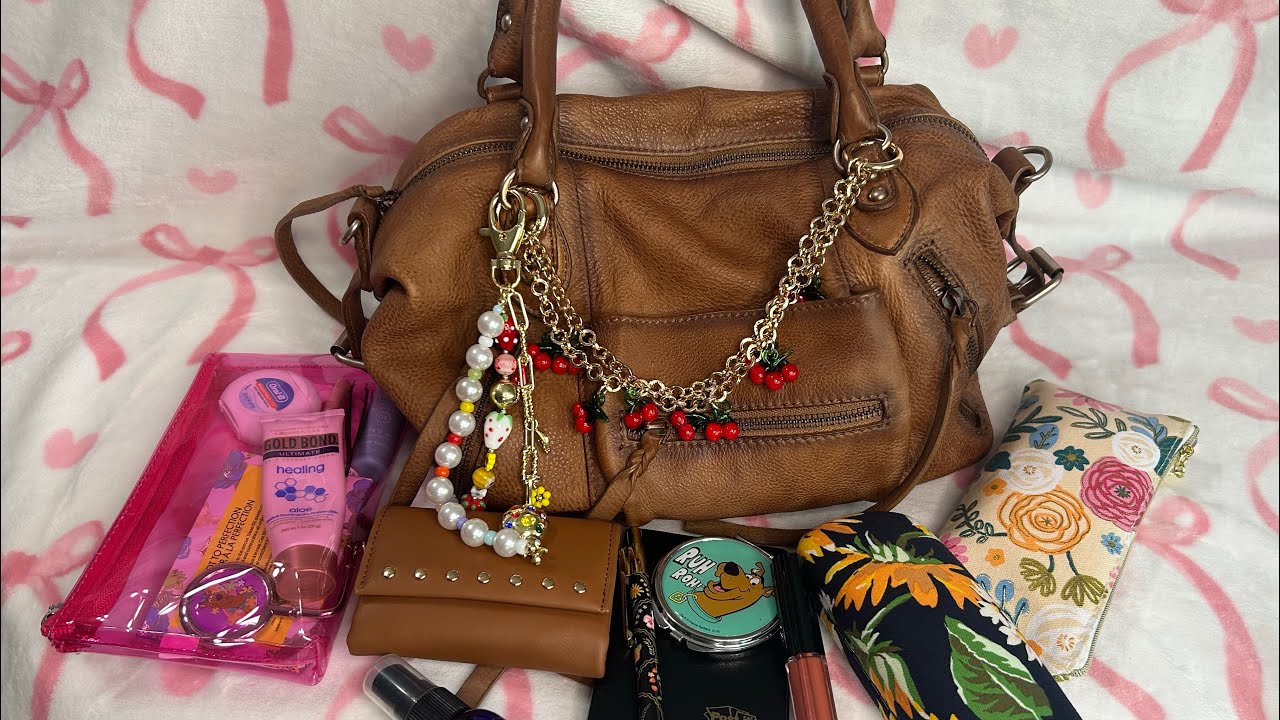 What’s in my Bag👜🤎. Free People Baby Emerson Tote. 