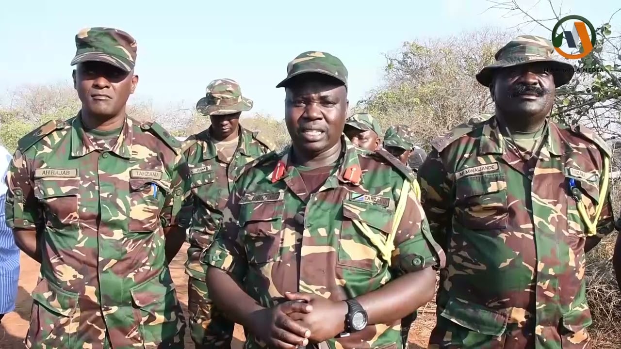 DKT ABBAS ALIPONGEZA JESHI KWA UJENZI WA NYUMBA MSOMERA