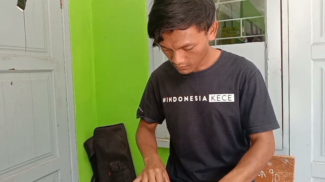 Aksi main alat musik kecapi melodi dan bassnya mantaaap 😀😀😀