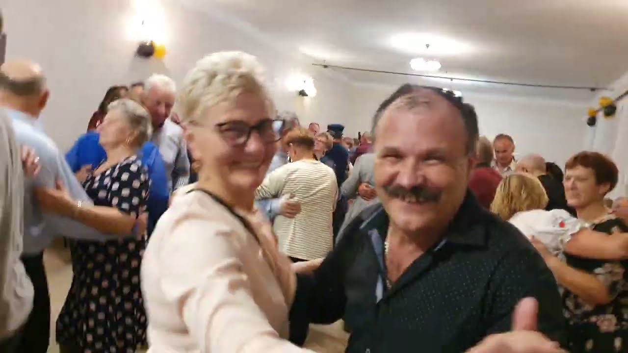 Jak gra kapela Krzysztofa Wieruszewskiego to wszyscy bawią się na całego,pełna sala w Wygnanowie.