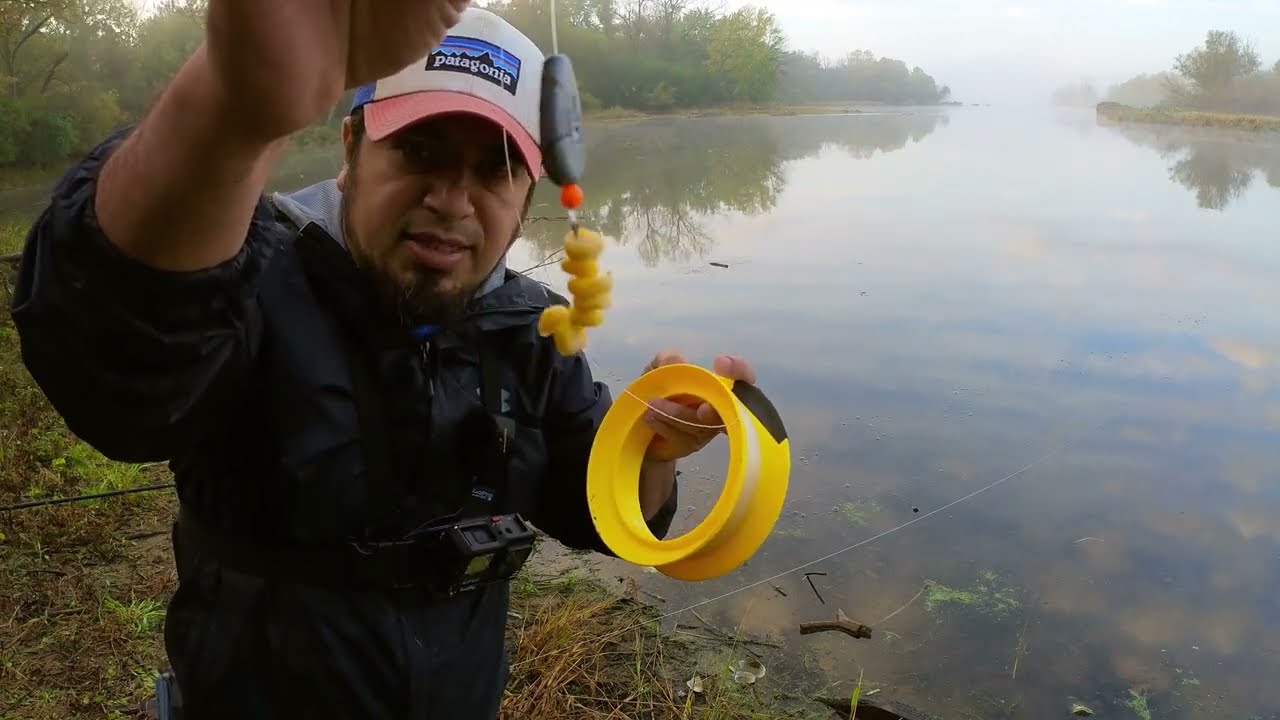 INGENIOSA forma de pescar tiene este pescador, con LINEA y CARRETE de mano