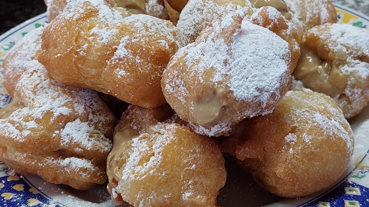 Brighelle(bignè fritti)ripiene di crema al caffè