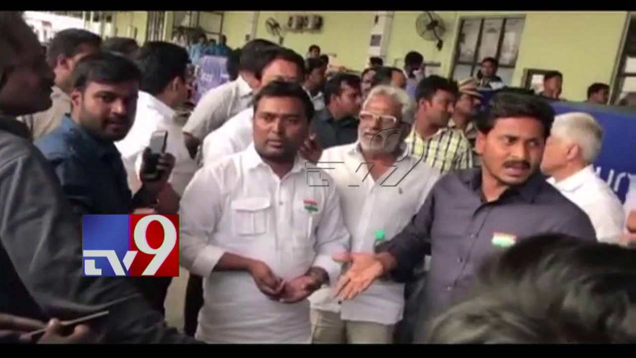 YS Jagan argues with Police @ Visakha Airport - TV9 Exclusive