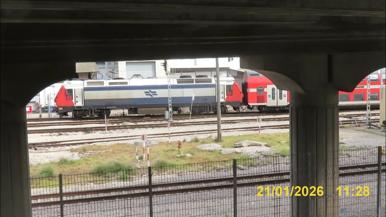 קטר 761 מושך קרונות DD לחניה בתחנת הרכבת חיפה מזרח