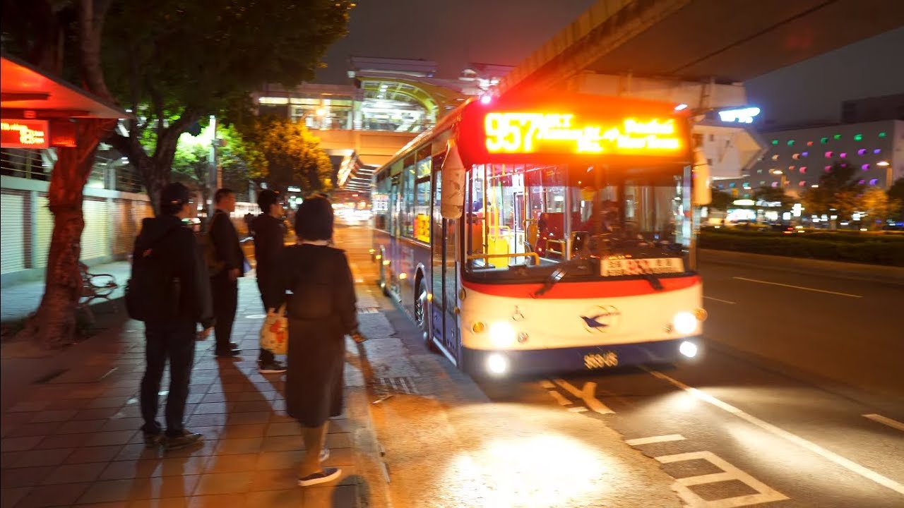 Taiwan, Taipei, night ride with bus 957 from Jiannan Rd to MRT Shilin Sta. (ZhongZheng)