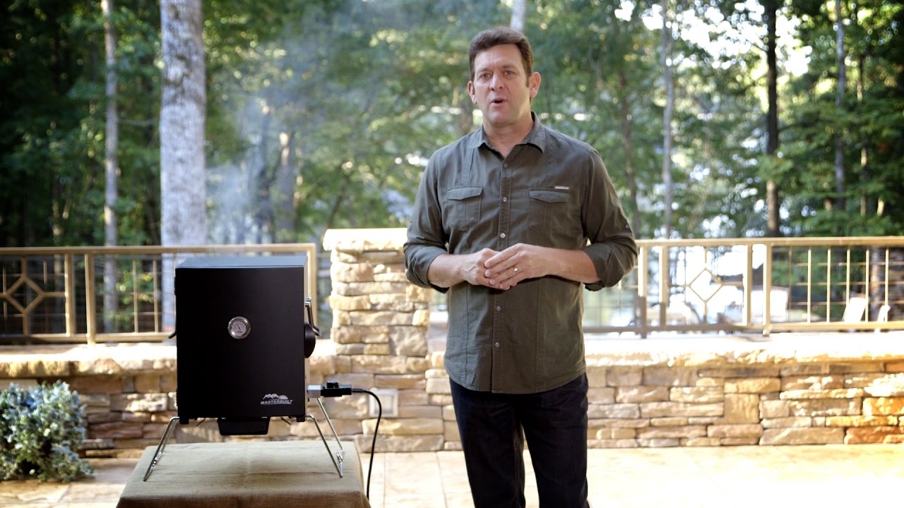 Приготовление пищи на террасе с помощью портативной электрической коптильни