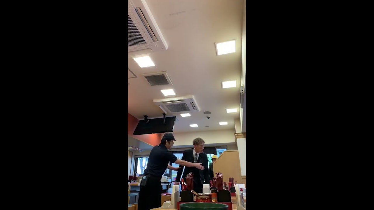 【喧嘩】なか卵で女性と男性客の激闘が撮影される【白熱】