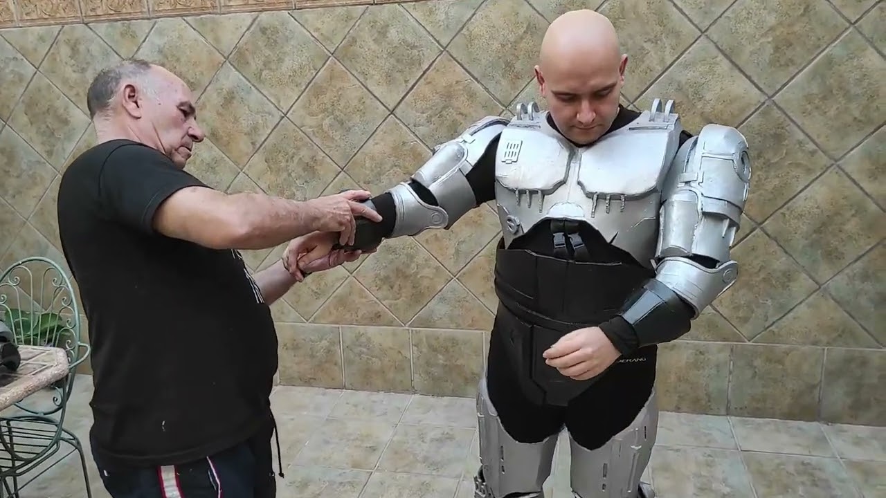 Mi experiencia poniendome la armadura de Robocop 🤣​🤣​🤣