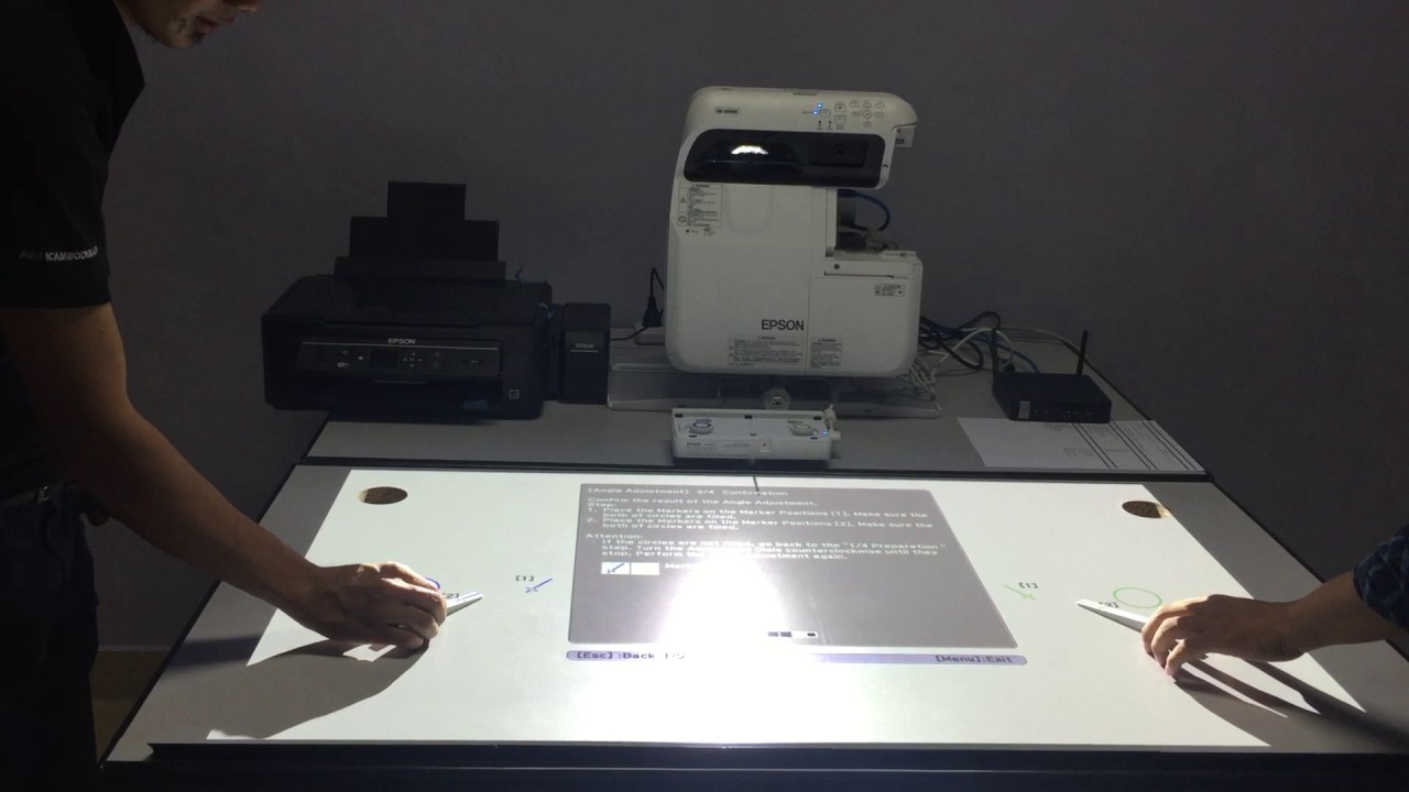 Short Throw projector model EB-695Wi