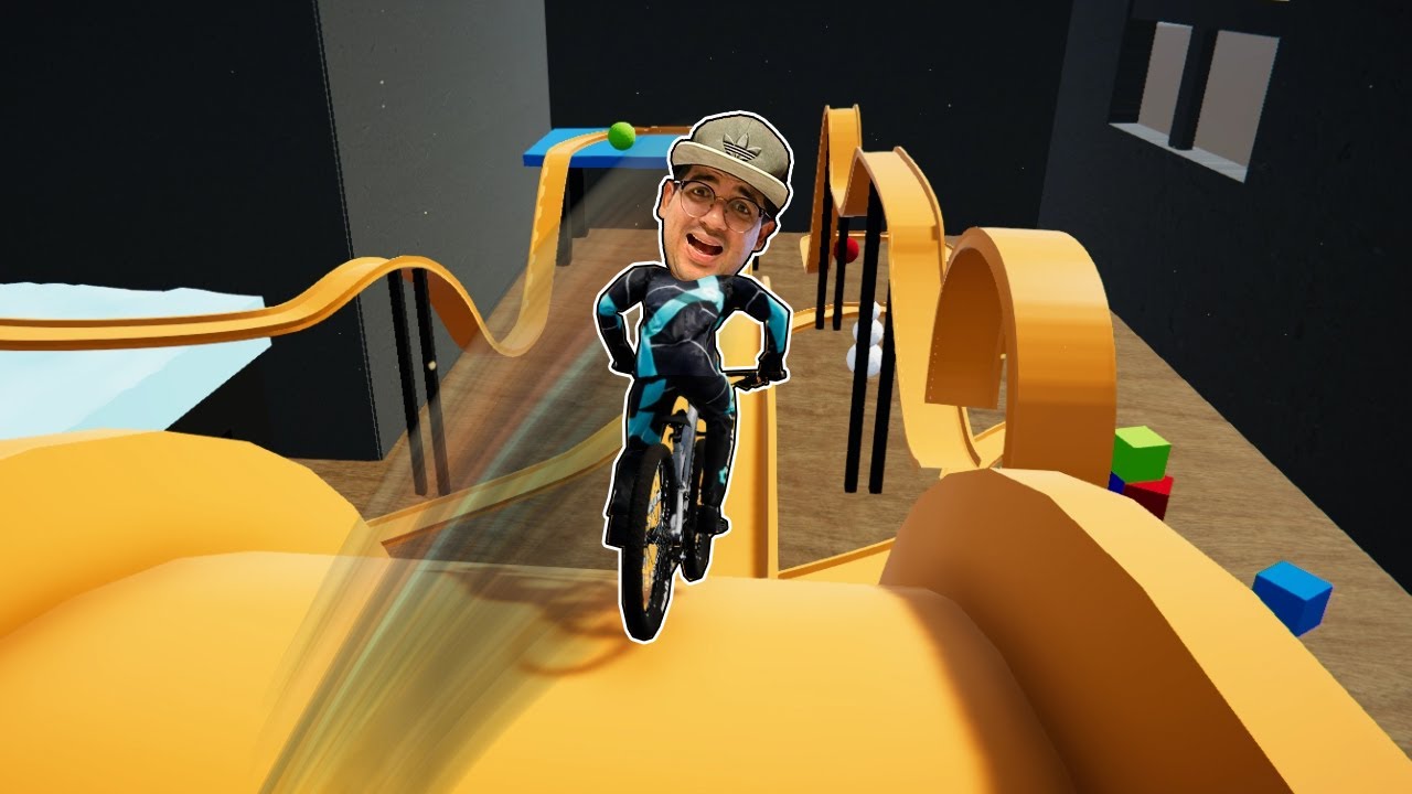 DIMINUÍ DE TAMANHO E CONSEGUI ANDAR DE BICICLETA DENTRO DE UMA PISTA HOT WHEELS!!