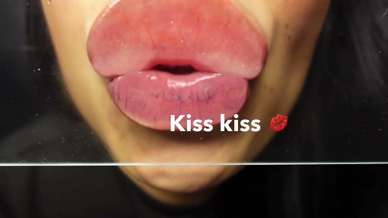 GIANTESS KISSES ON tiny Piece of glass and mannequin