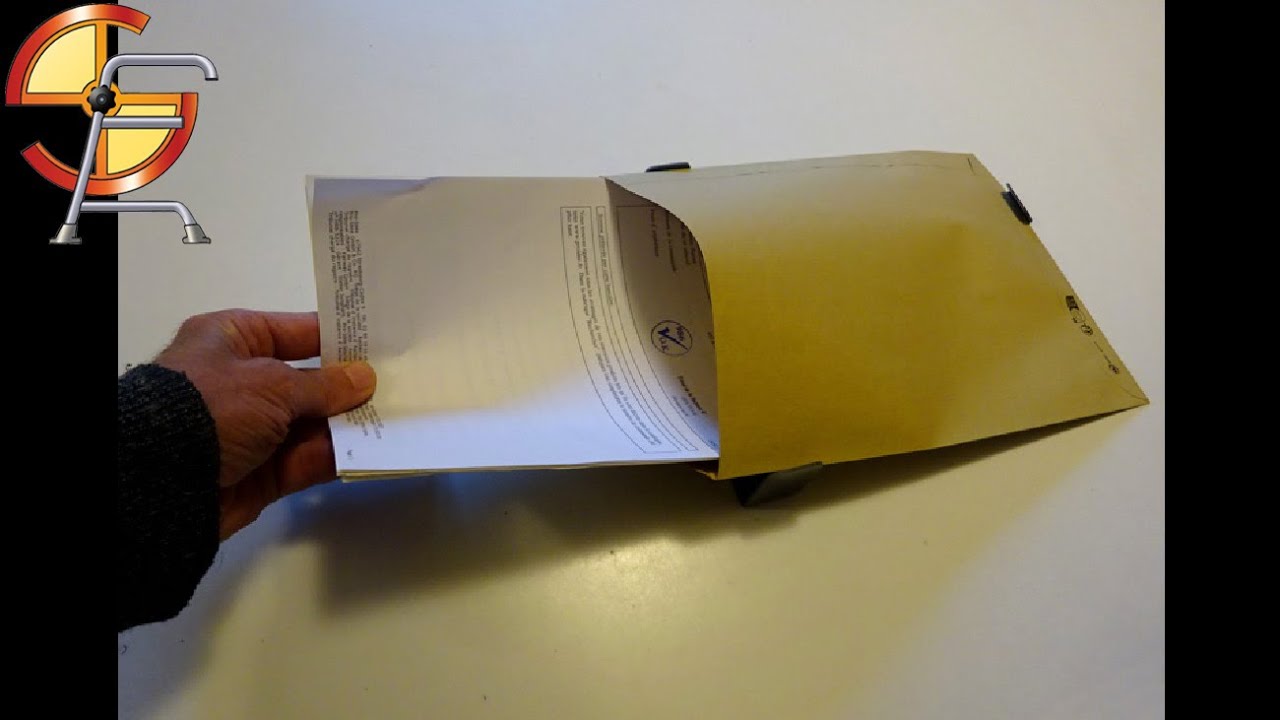 Comment remplir une enveloppe à une main ?