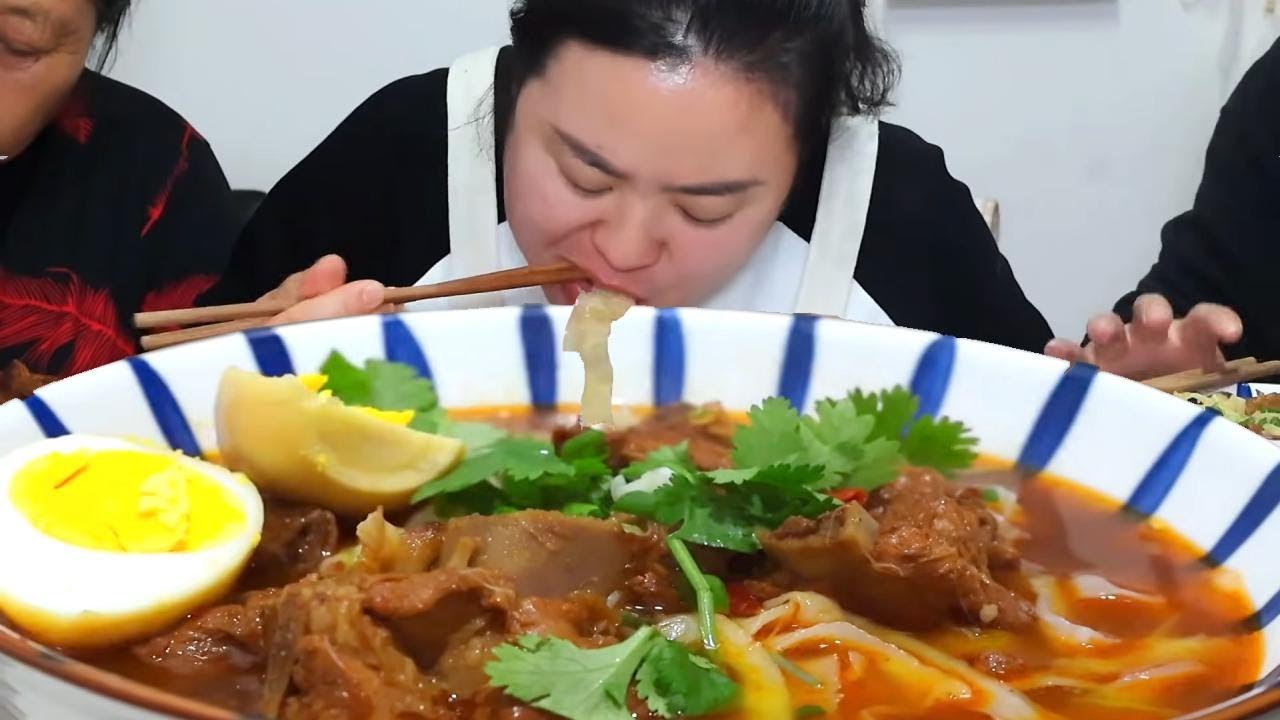 婆婆传我削面手艺，我用心炖一锅排骨，这碗家庭排骨刀削面，听着就香迷糊了！ #排骨刀削面