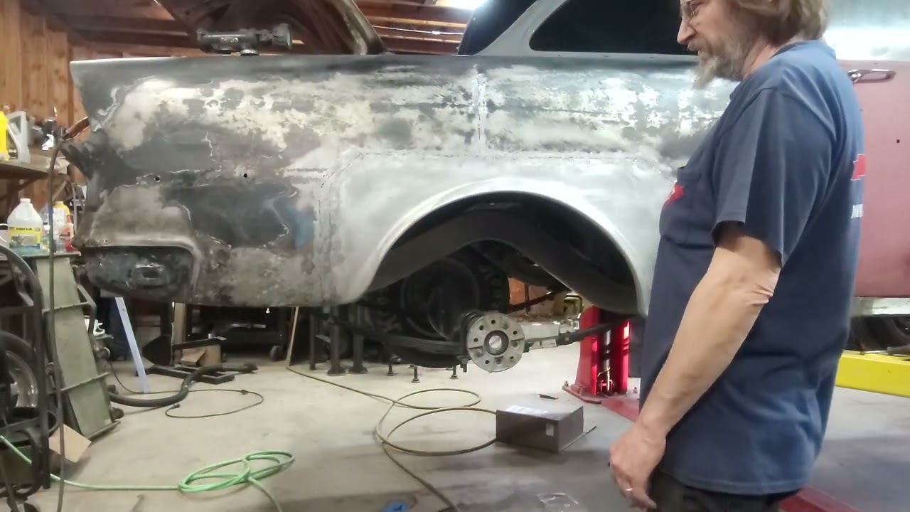 Работаю над задней частью кузова со стороны пассажира у Chevrolet 55 года.