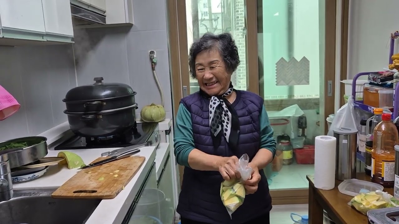 80살시골엄마 호박잎찌고 고추짱아찌 준비하고 벌써 겨울채비~