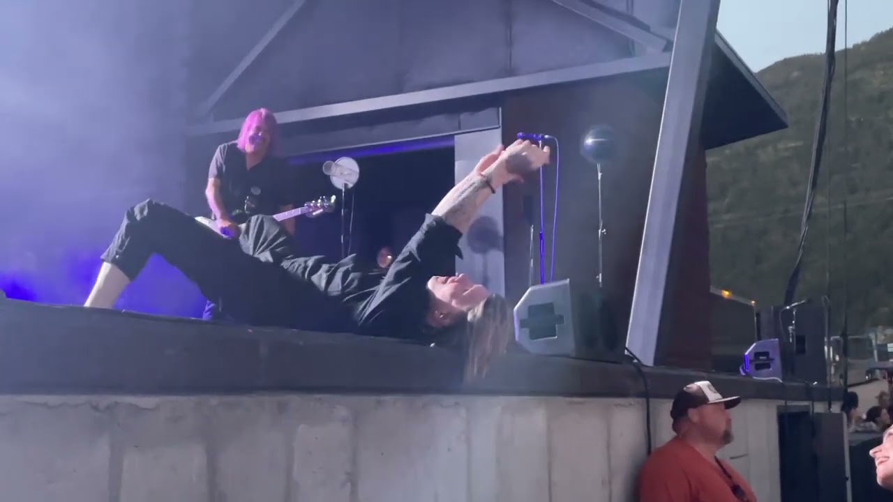 2022.07.18 - John Rzeznik takes selfie with fan at Kettlehouse Amphitheater, Bonner MT
