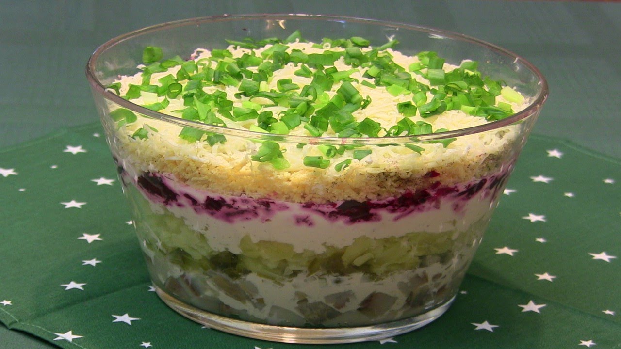 Śledzie pod pierzynką z buraczkami