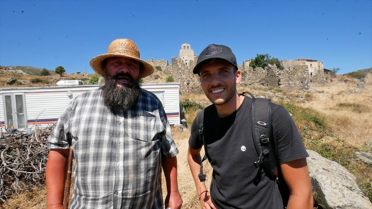 CET HOMME VIT SEUL DANS UN VILLAGE ABANDONNÉ !