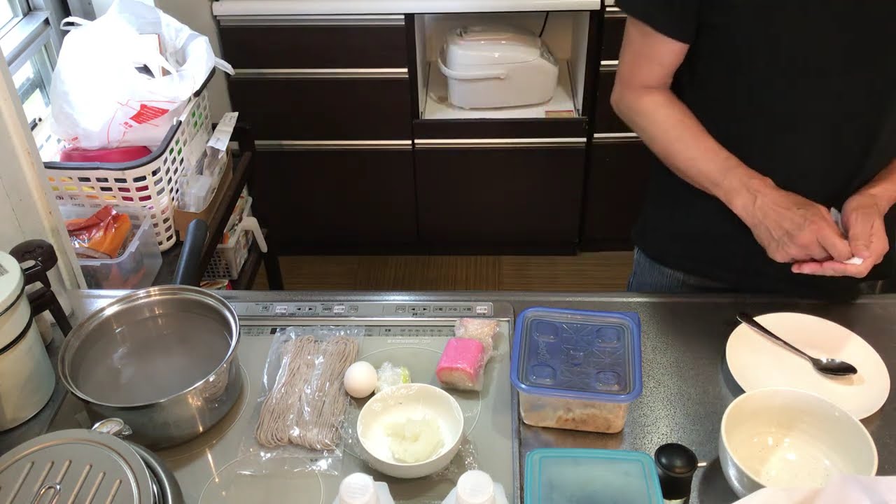お雑煮の汁に、年越しそばをぶち込んで蒲鉾を乗せる。　お土産にもらった鮭の炊き込みご飯を添えて