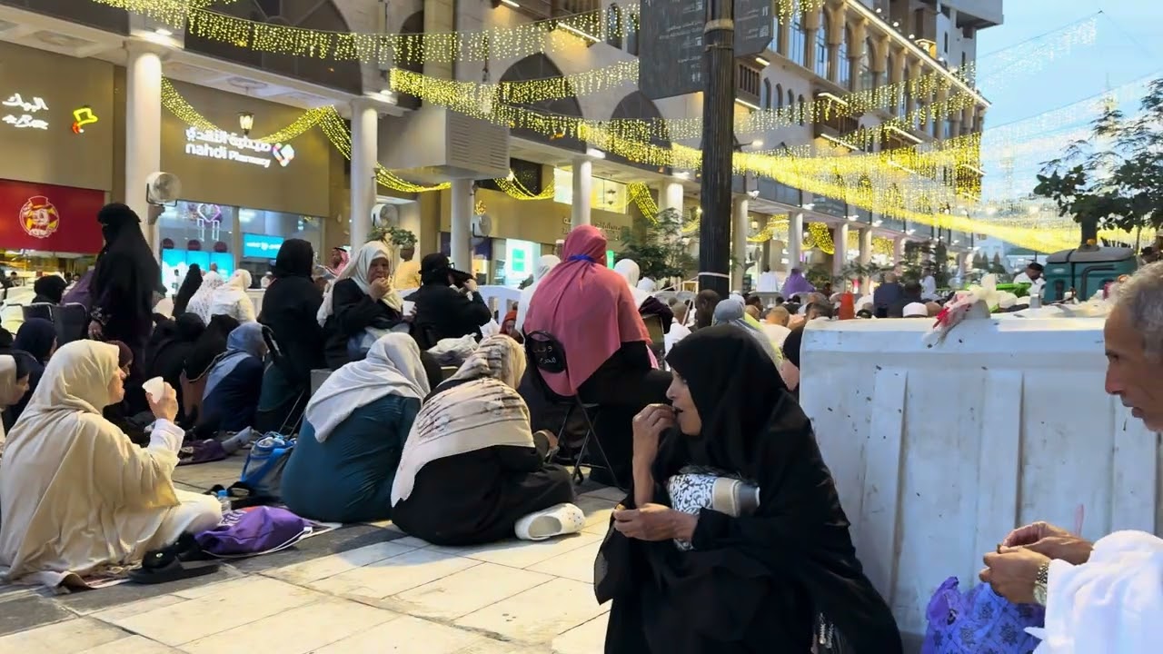 وقت الافطار بالقرب من الحرم المكي 