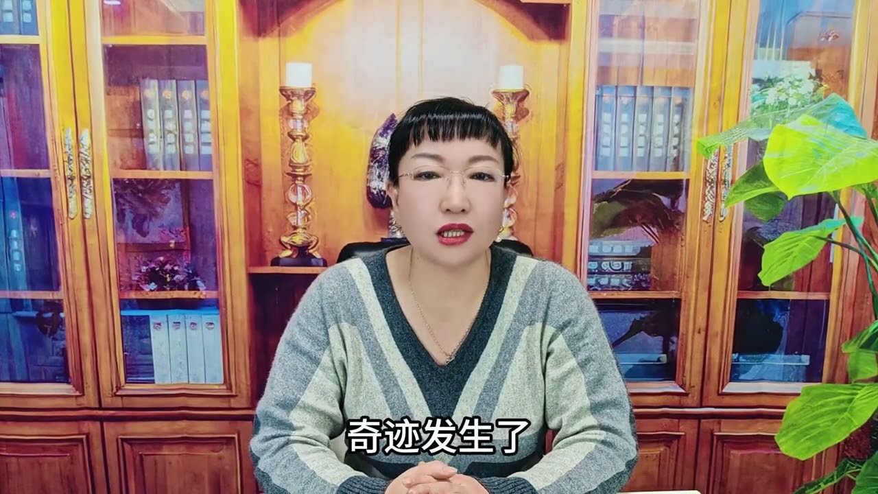 高速上货车突然失控，把越野车撞得连续翻滚，坠入20米高的桥下！