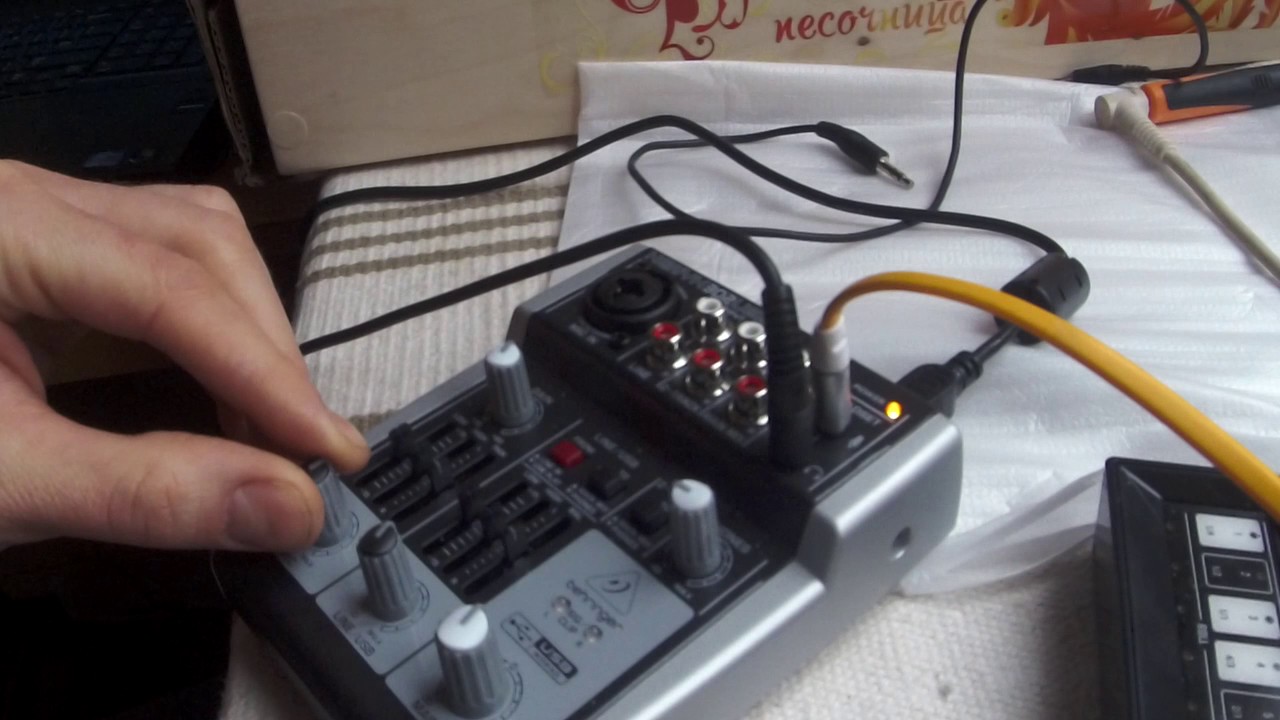 behringer 302usb почему шумит?