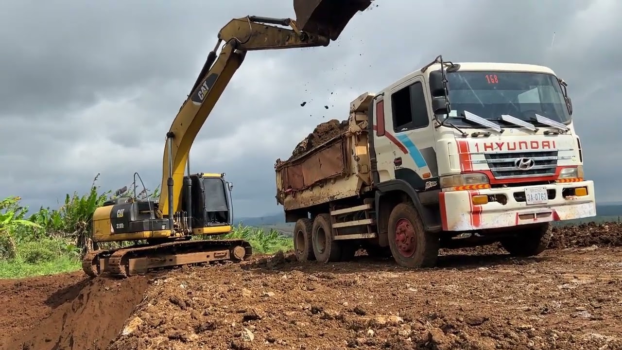 Very Smart Excavator Working Digging Up Soil Put up to the big truck !!