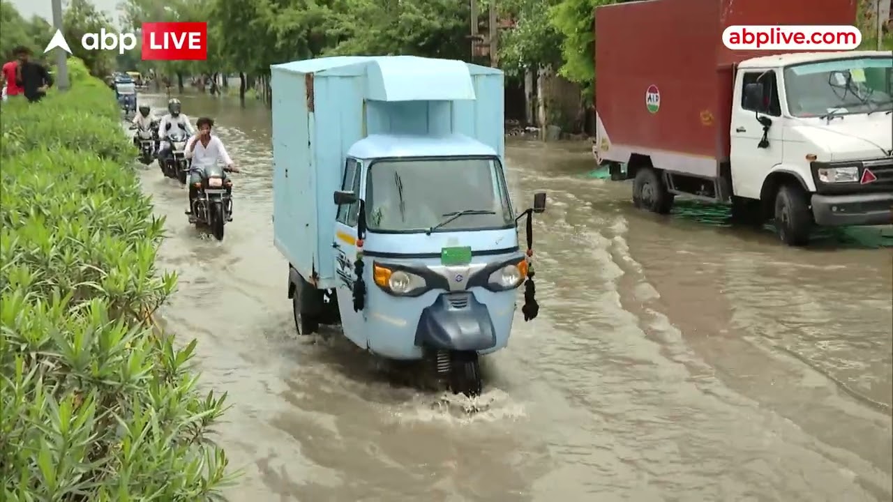 Rain Update : एक दिन की बरसात में डूबा Noida का Sector 18, देखिए सड़कों का हाल