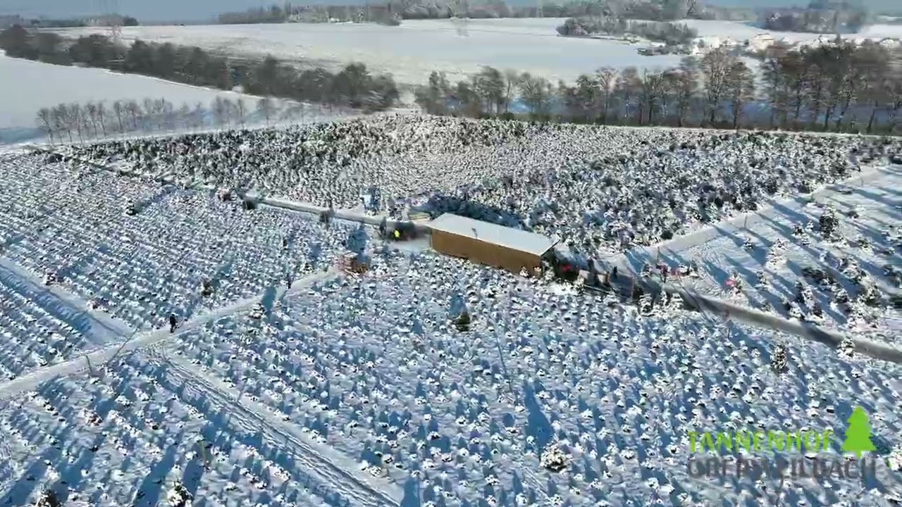 Schneezauber im Landkreis Dachau. Beeindruckender Drohnenflug über den Tannenhof Oberweilbach.