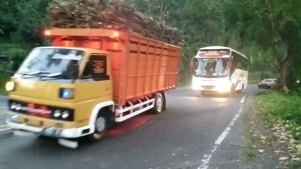 Kereta api disusul truck tebu bersaing gas pool ditikungan tajam jalur tengkorak lahor