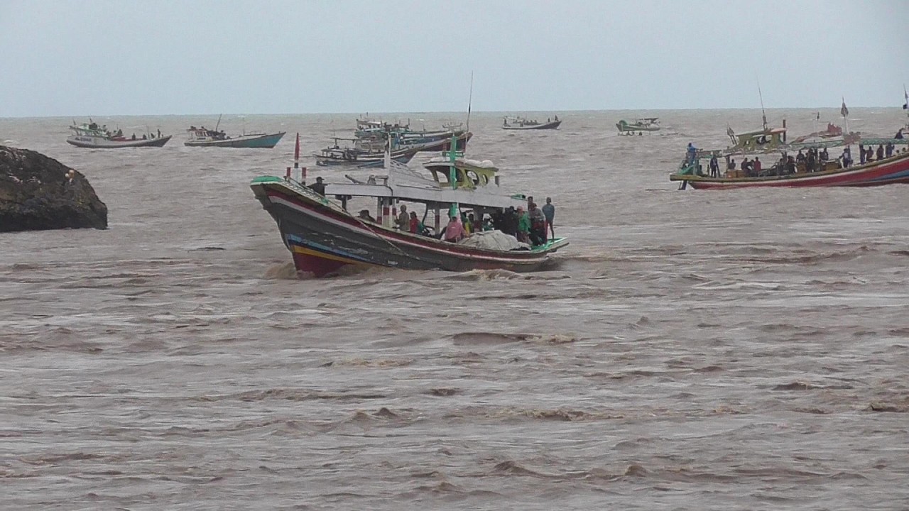 PUGER BEACH;FLASH FLOODS HOLD MANY BOATS UNTIL THEY ARE Swept Away 02/13/26